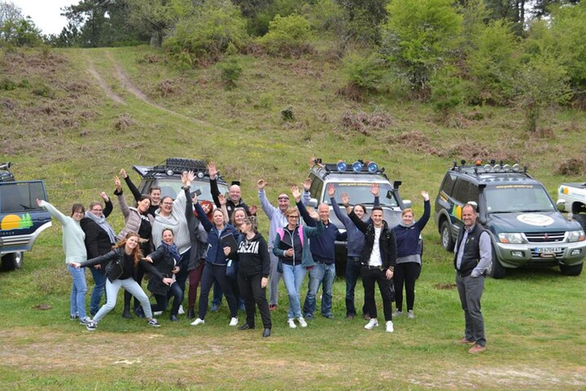 skupina ljudi, ki stojijo na polju z rokami v zraku