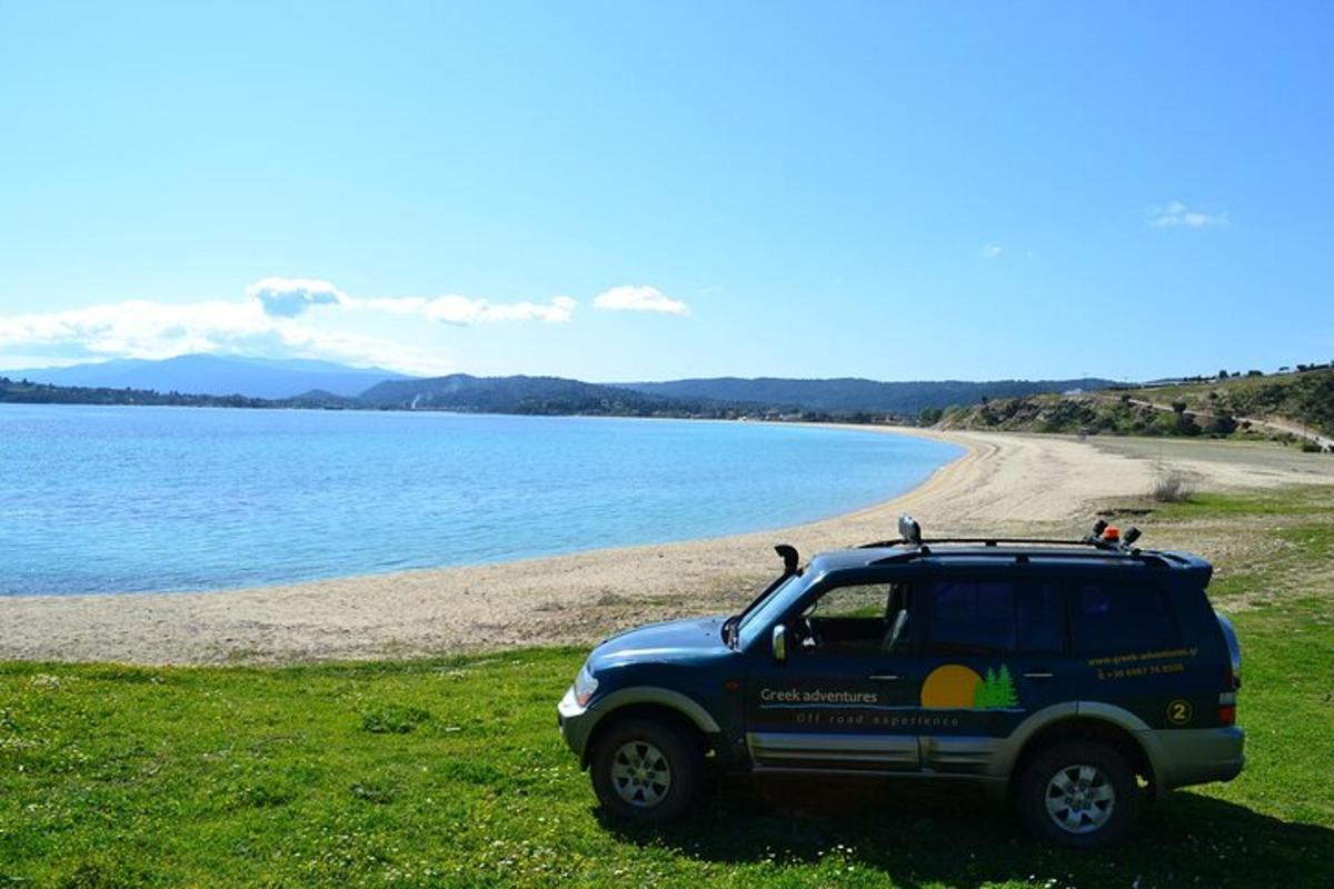 un'auto parcheggiata sul ciglio di una spiaggia