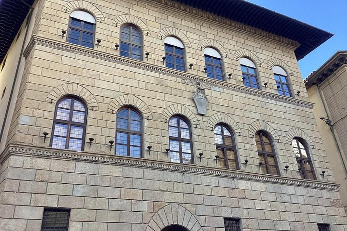 egy épület, amelyen rengeteg ablak van