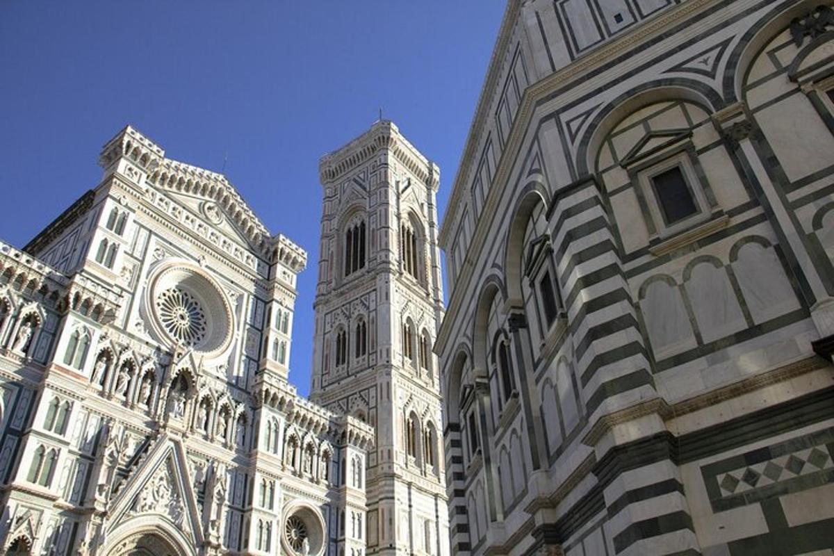 un edificio con una torre dell'orologio accanto a due edifici