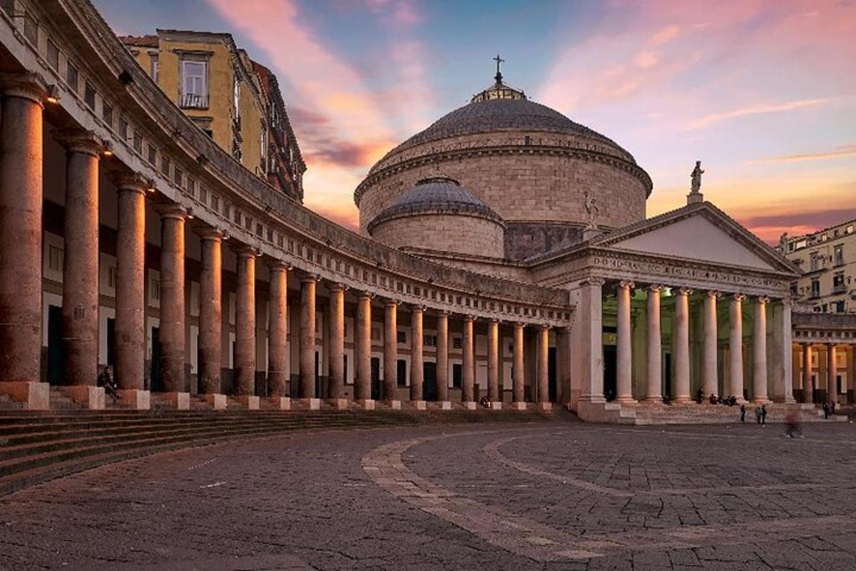 um edifício com uma cúpula e um edifício com colunas