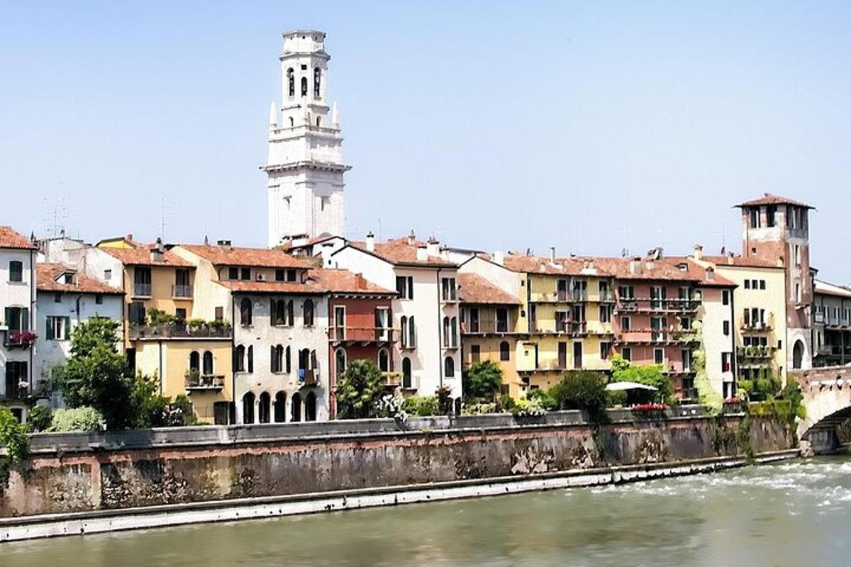 un grupo de edificios junto a un río