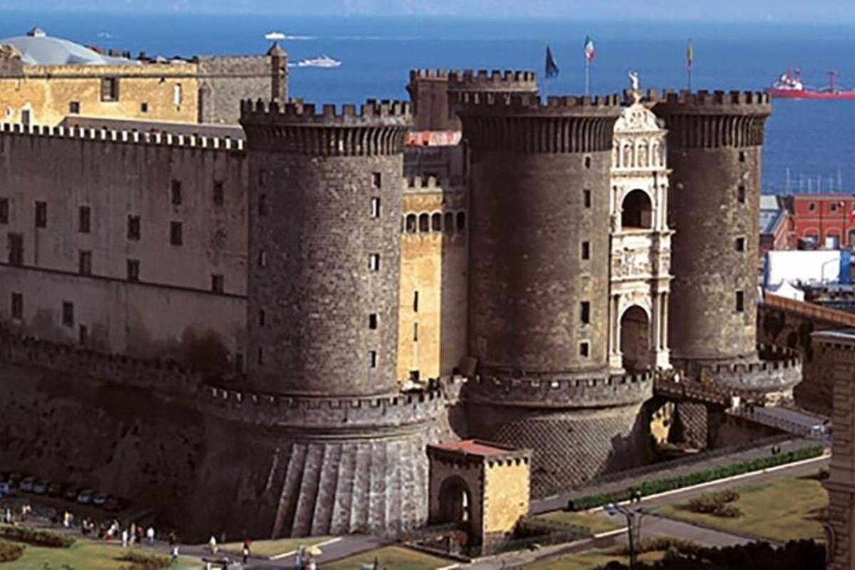 velký hrad s věží a budovou