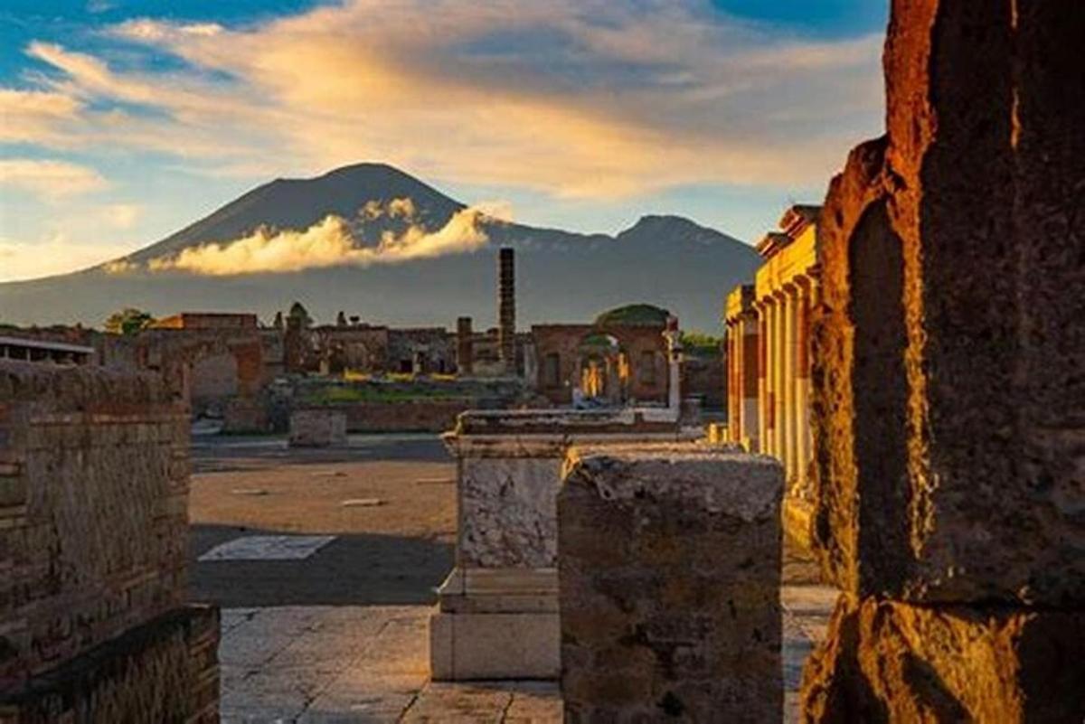 una vista di una città con una montagna sullo sfondo