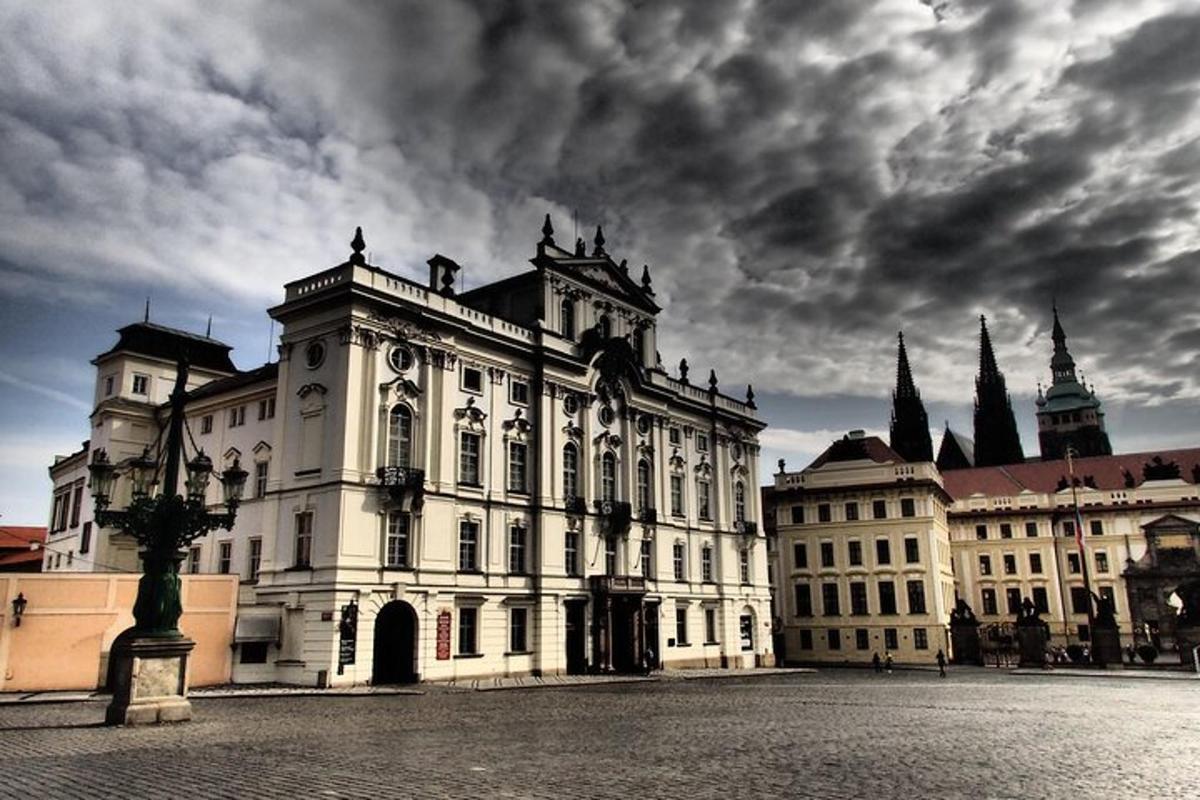 suur valge hoone pilvise taevaga