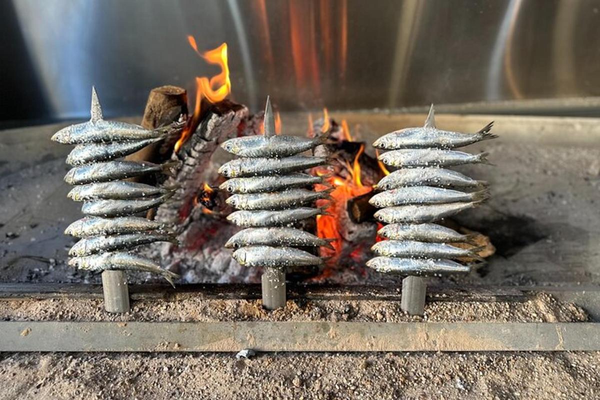 Skupina ryb se griluje na grilu