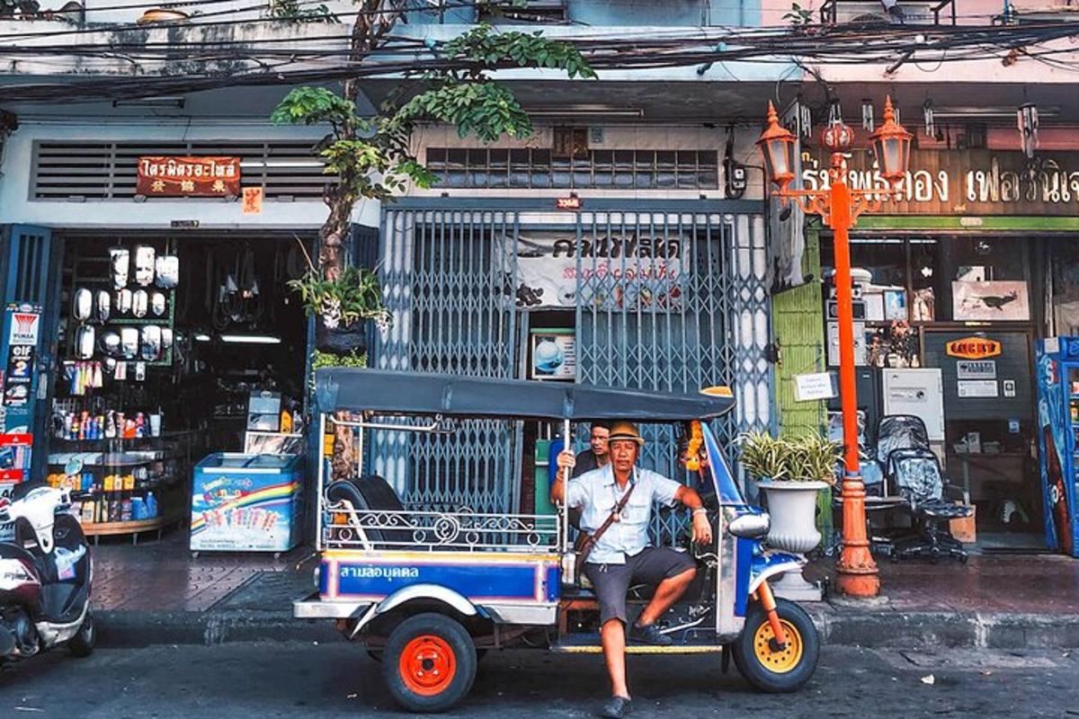 isang lalaking nakaupo sa isang kariton sa isang kalye