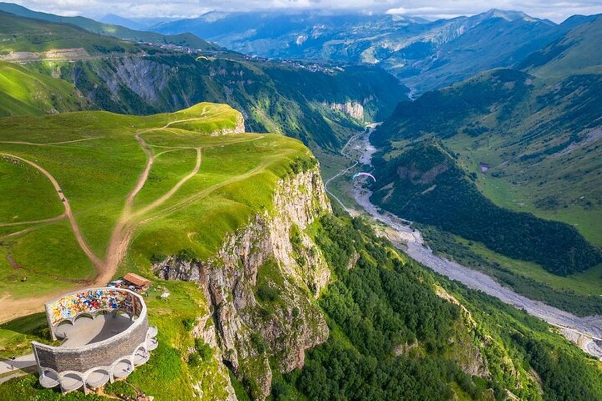 un edifici al vessant d'una muntanya