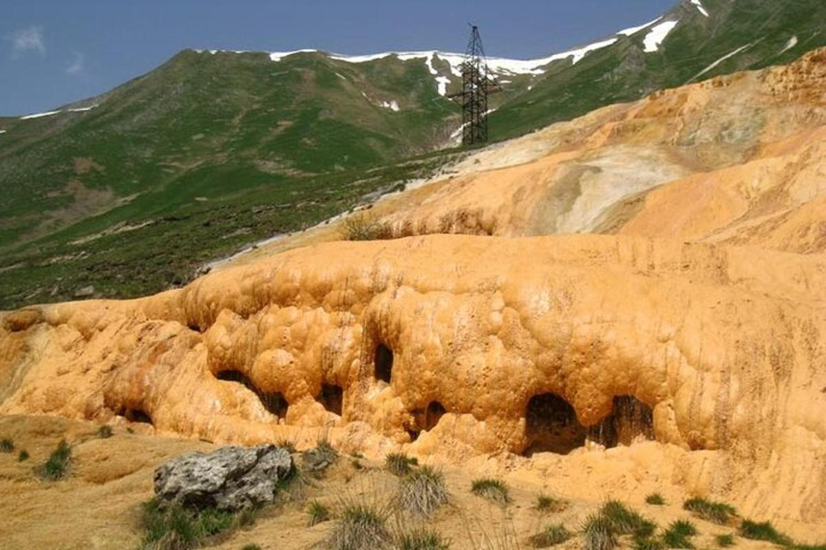 una gran formació rocosa al mig d'una muntanya