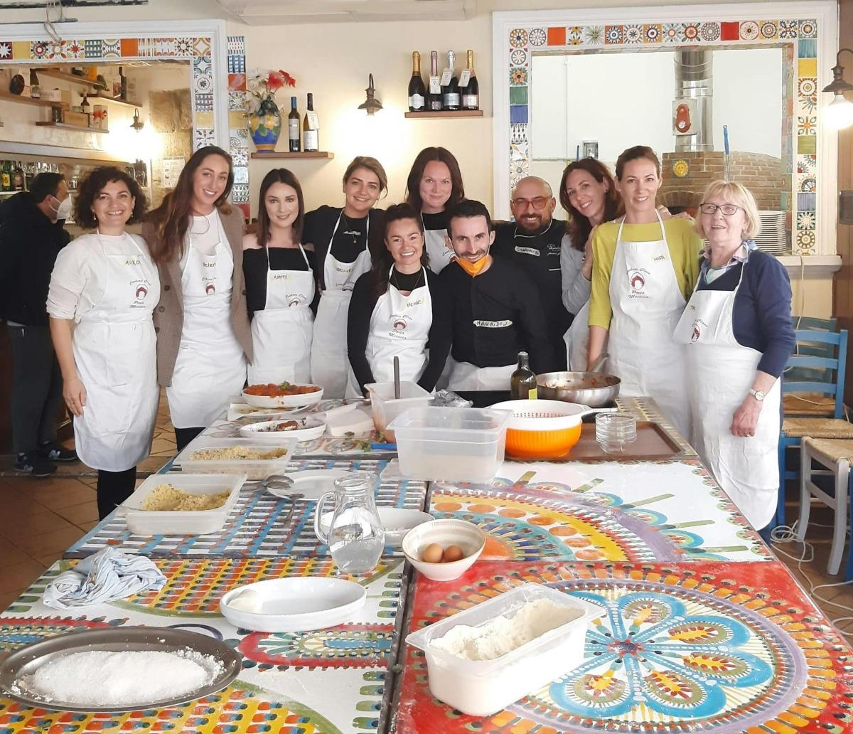 Un grupo de personas en una cocina preparando comida.