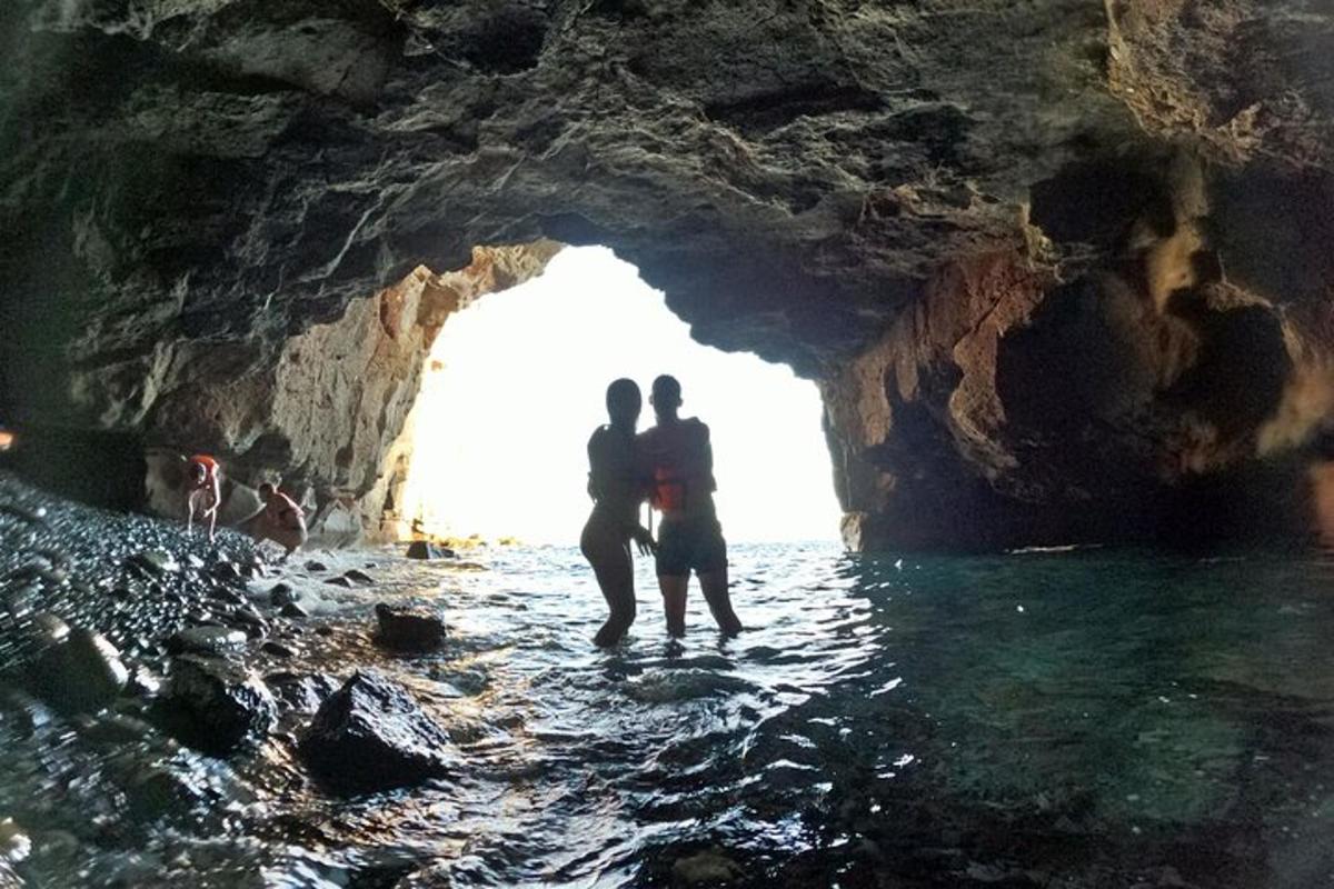Dos personas paradas en el agua en una cueva.