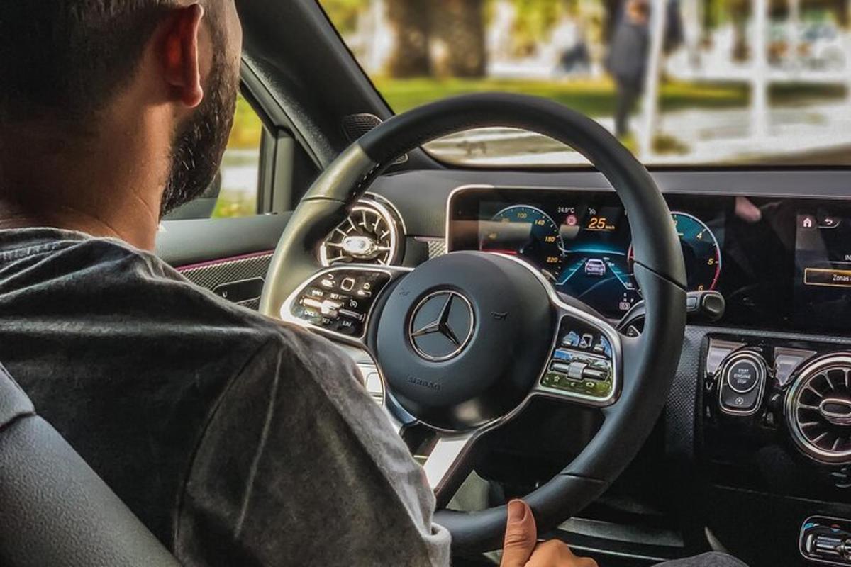 seorang lelaki memandu kereta mercedes benz