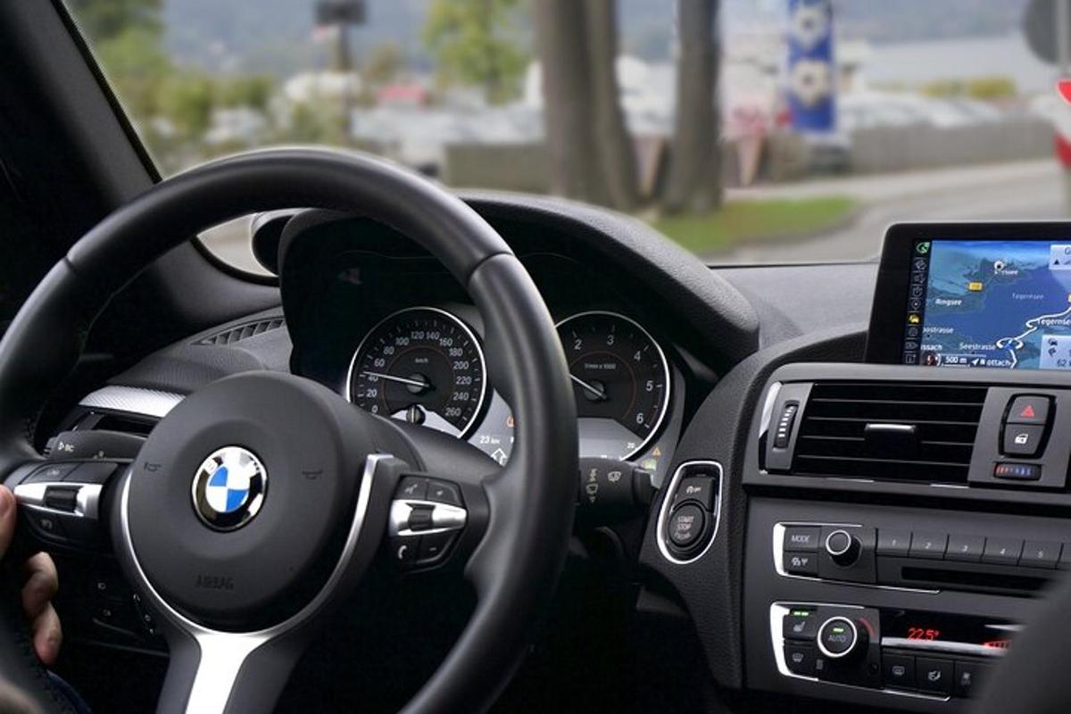 một người lái xe bmw với một máy tính bảng