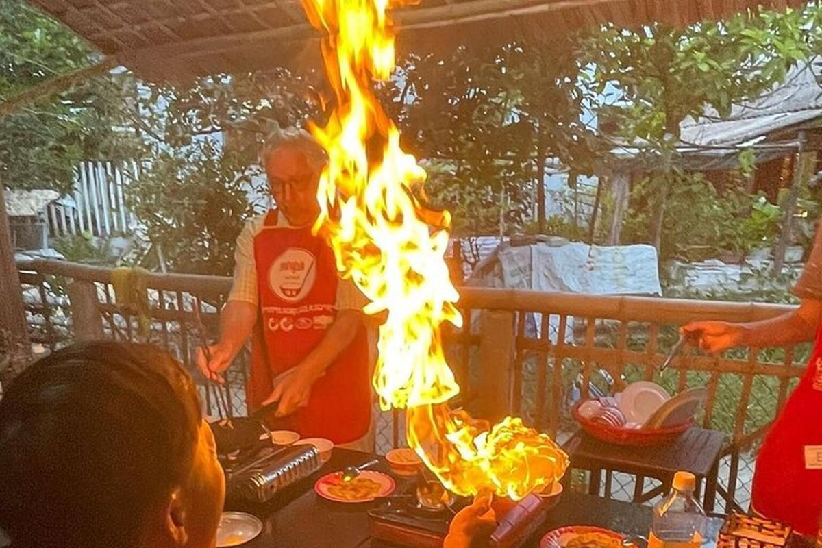 un băiat stă în fața unui foc