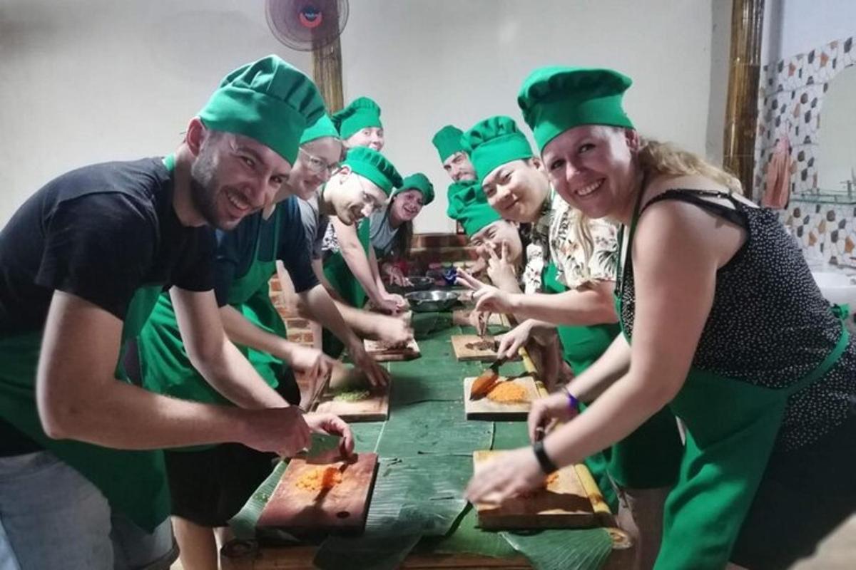 un grup de oameni care stăteau în jurul unei mese și tăiau mâncare