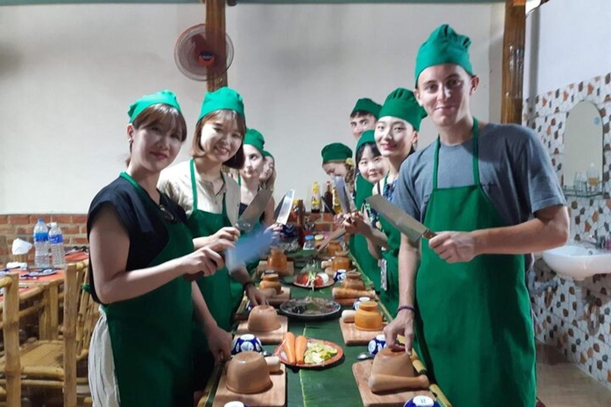un grup de oameni în uniforme verzi stând în jurul unei mese cu mâncare