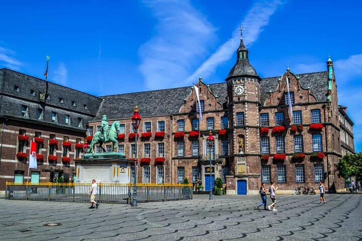 un grande edificio con una statua di fronte