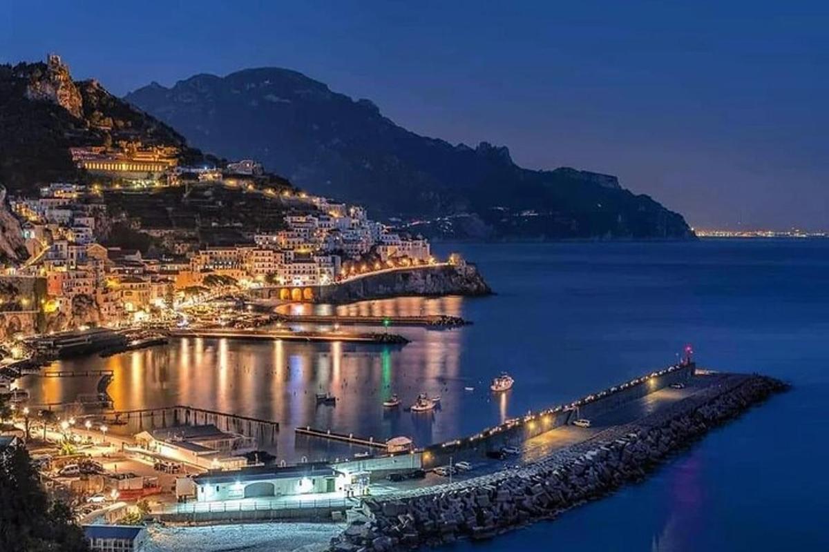 μια θέα μιας πόλης με ένα λιμάνι τη νύχτα