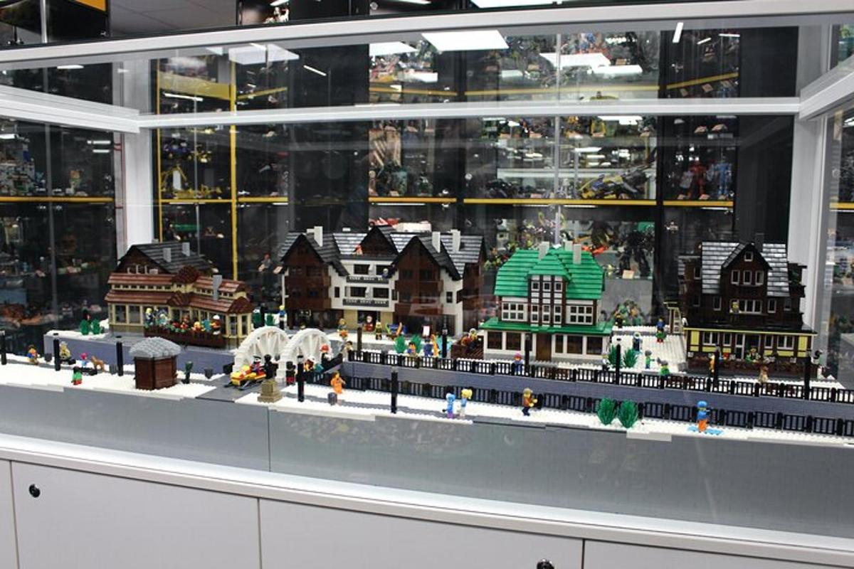 Lego mudel linnast aknas