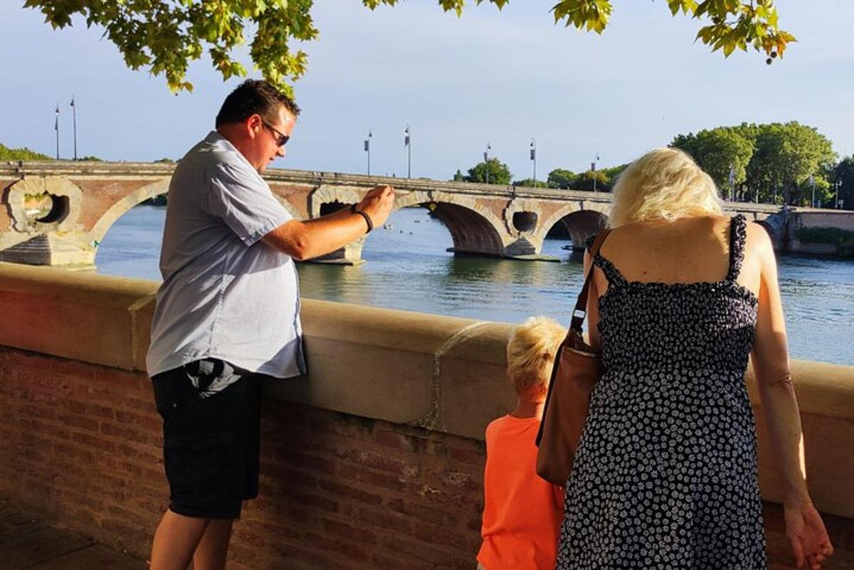 un uomo che scatta una foto a una donna e a un bambino