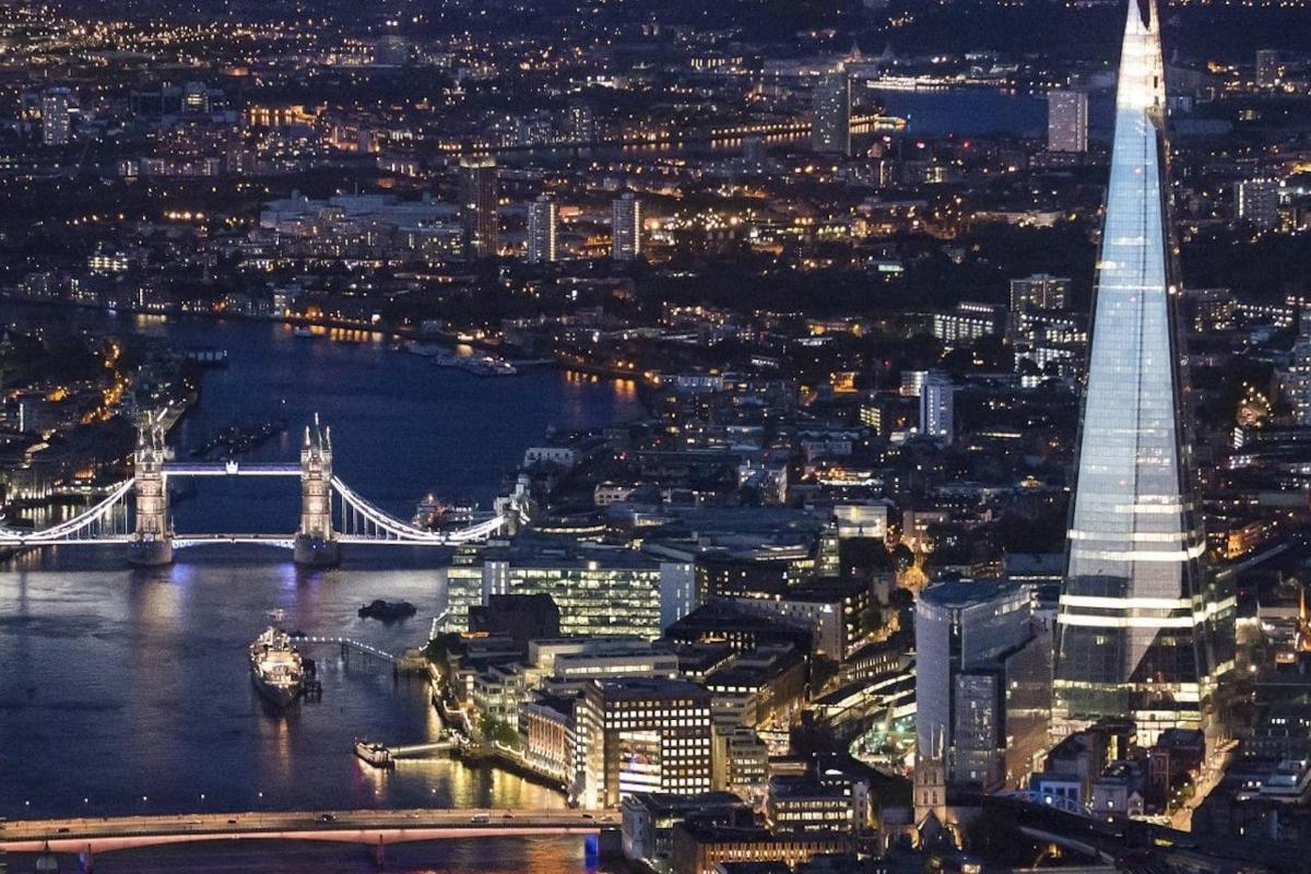 una vista dello Shard e del Tower Bridge di notte