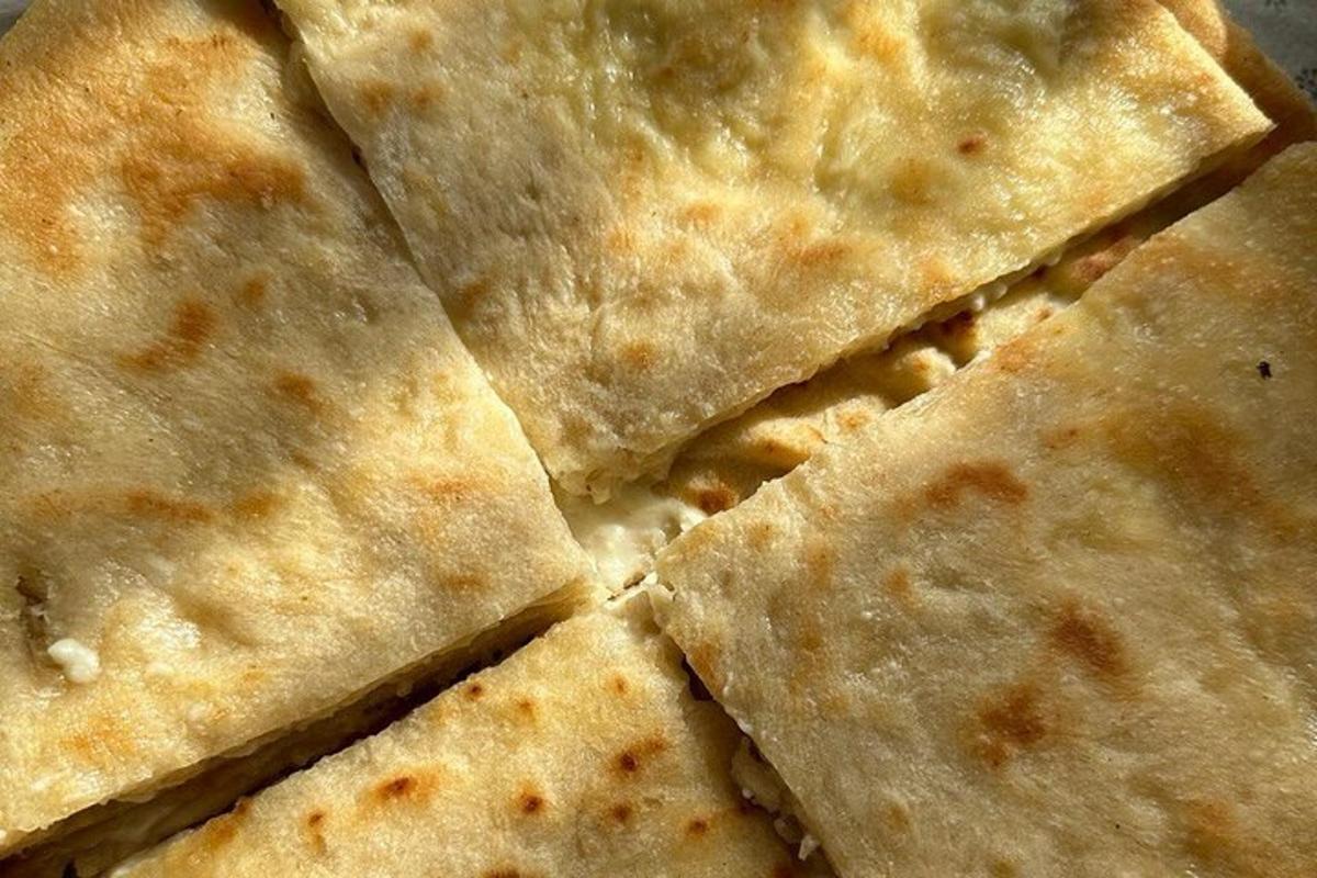 um close de uma pilha de chips de tortilha