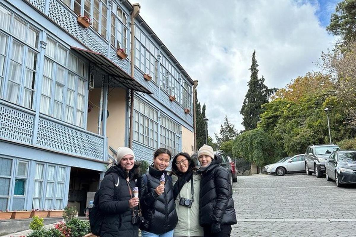 un grup de dones dempeus davant d'un edifici