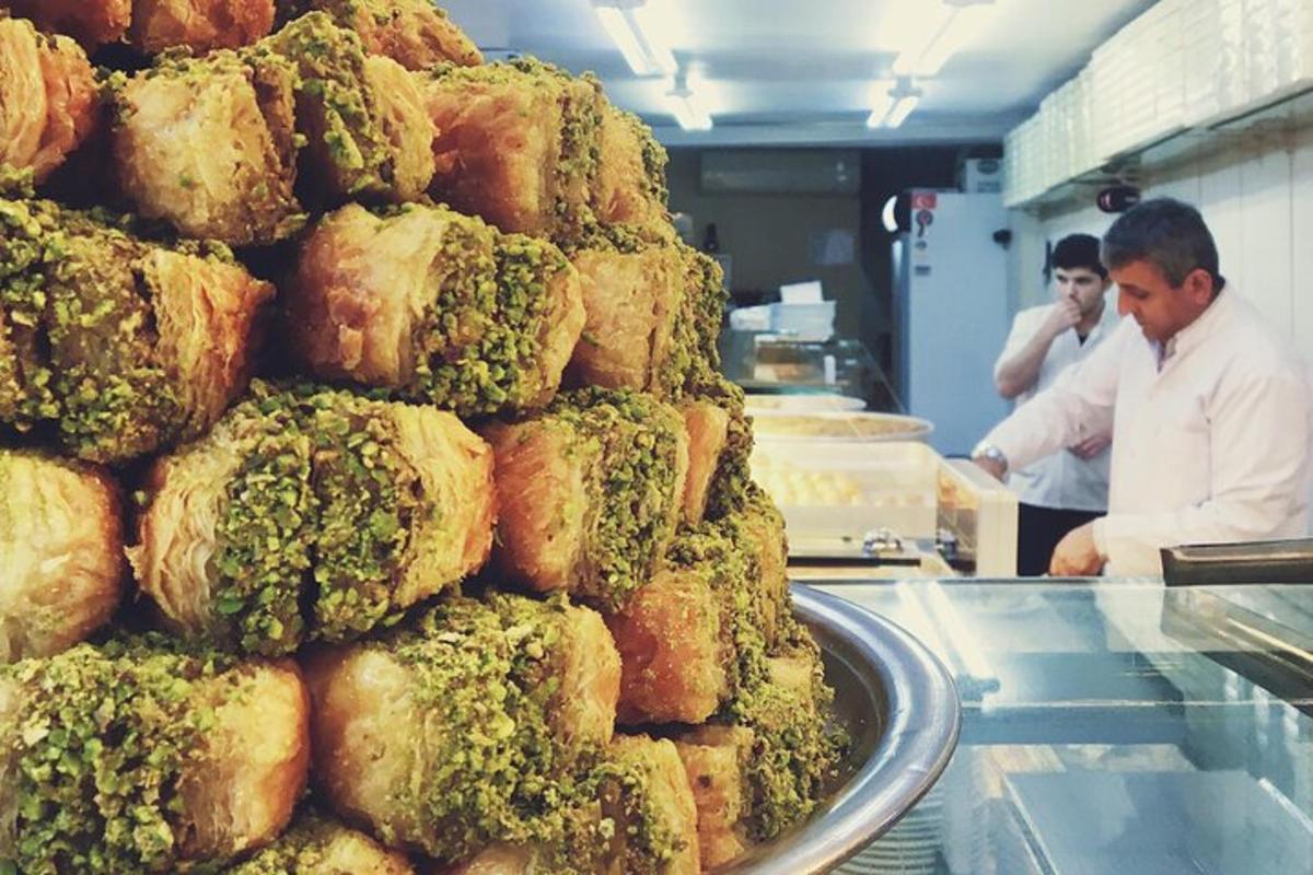 una pila di cibo con sopra i broccoli