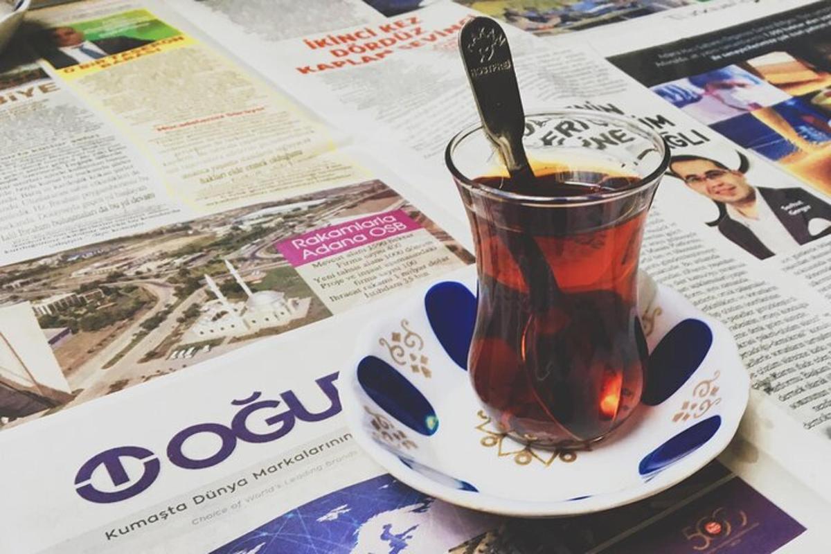 una tazza di tè appoggiata su un giornale
