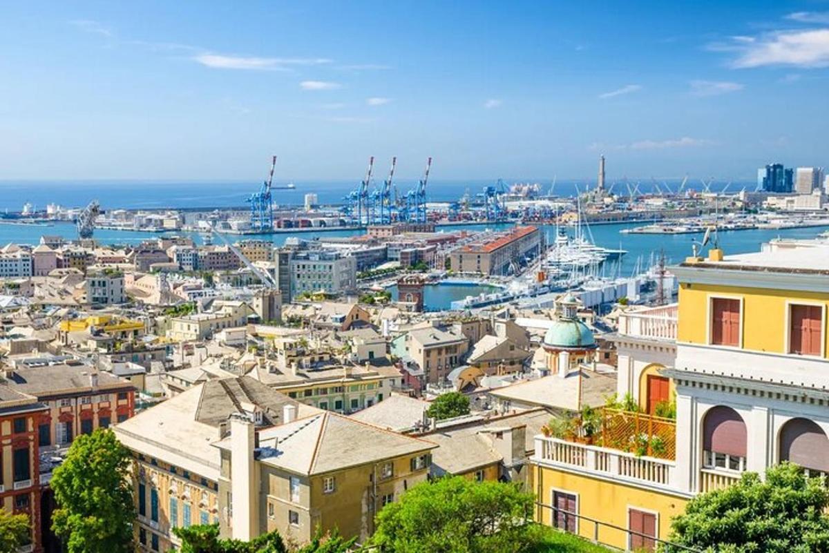Una vista de una ciudad con barcos en el agua.