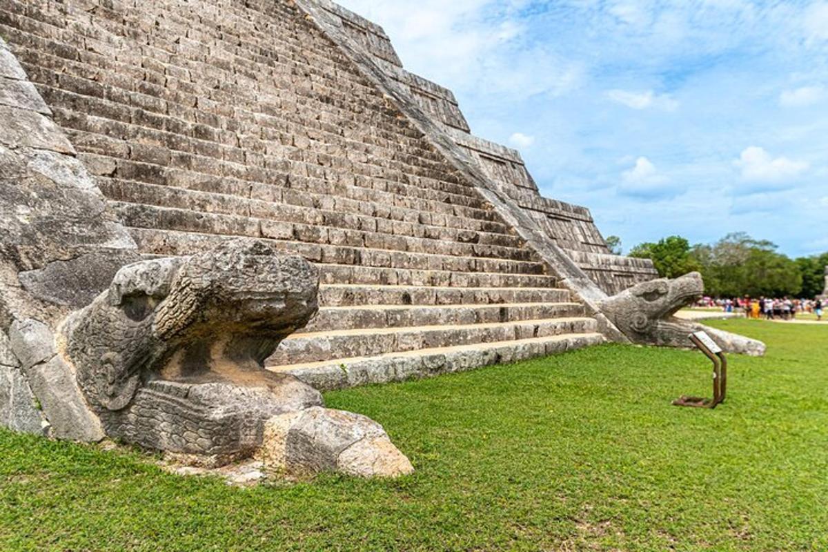 Una estatua de dos pájaros sentados en los escalones de un edificio.