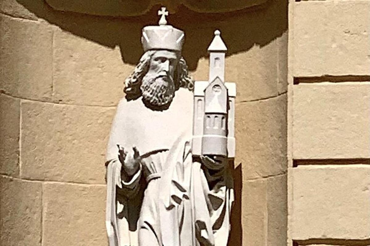 una statua di un dio su un muro