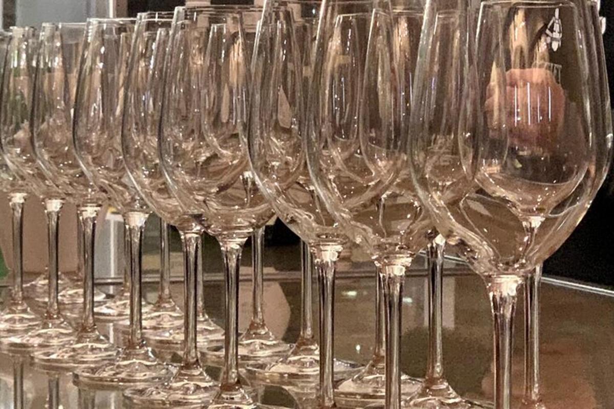 una fila di bicchieri da vino appoggiati su un tavolo