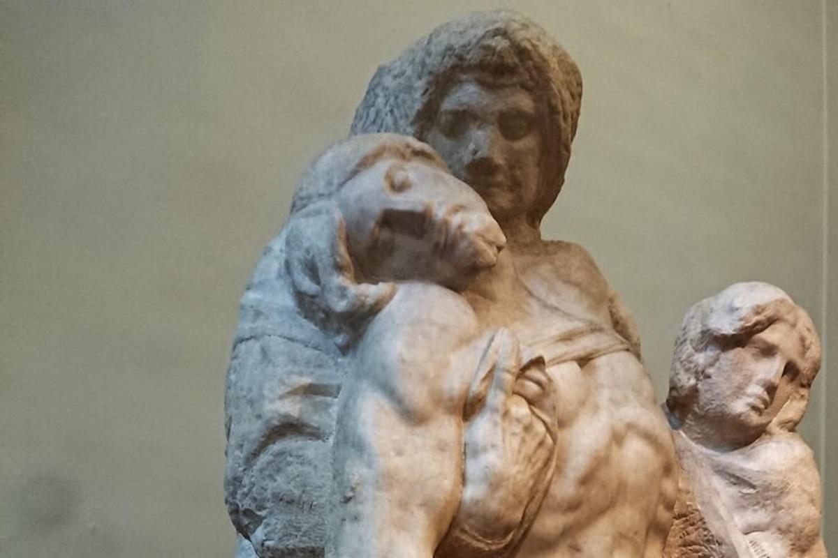 una statua di un uomo che tiene in braccio un bambino