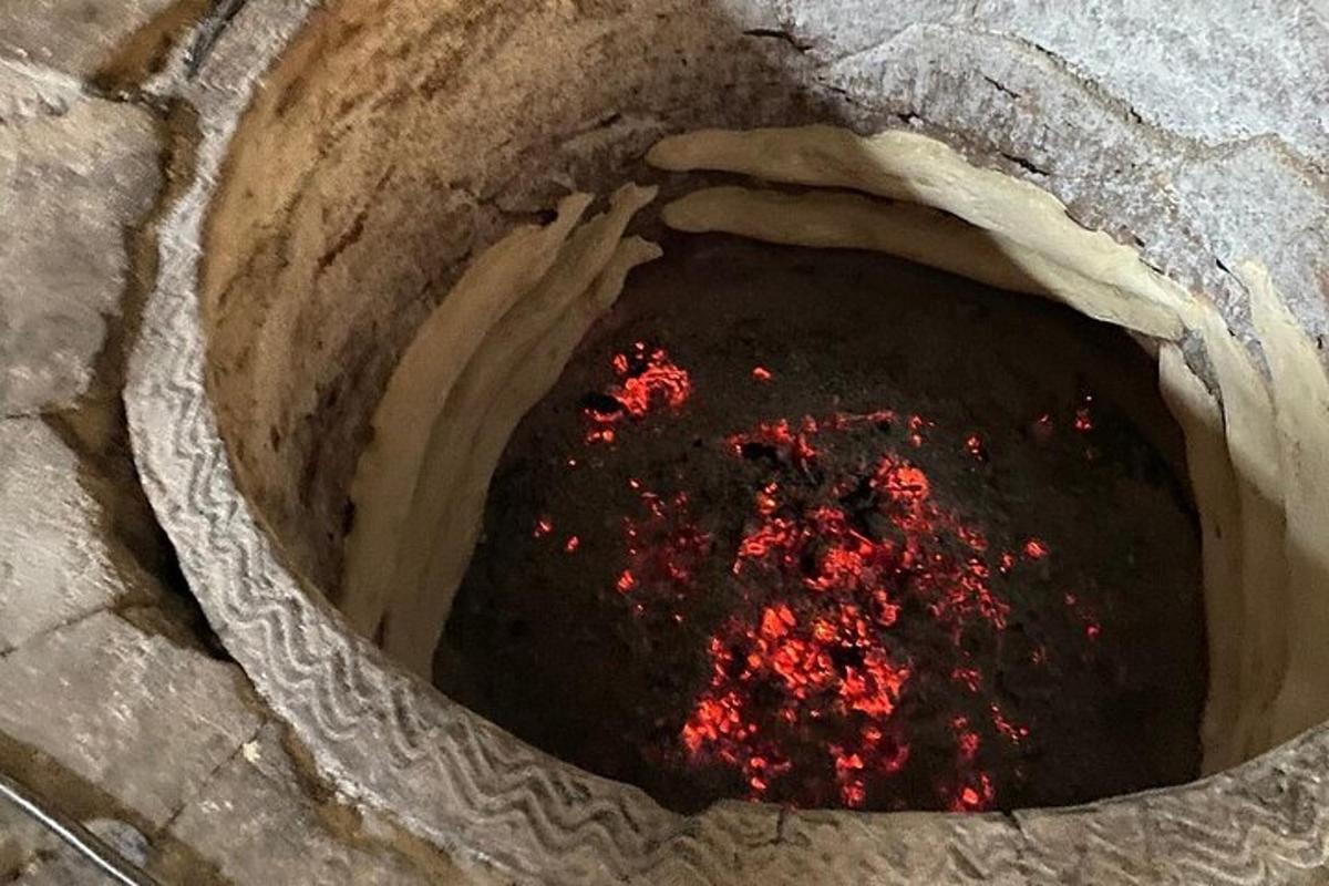 um forno de pedra com fogo dentro