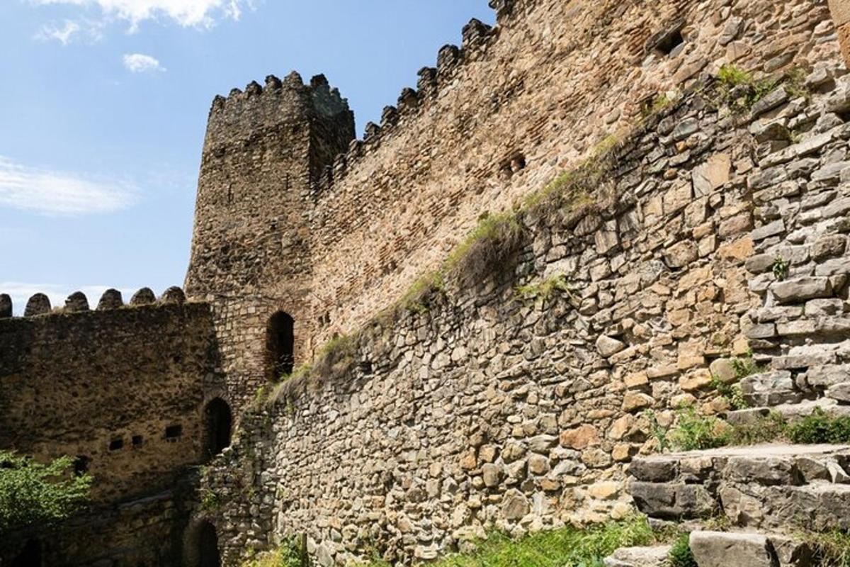 un vecchio muro di pietra con un castello