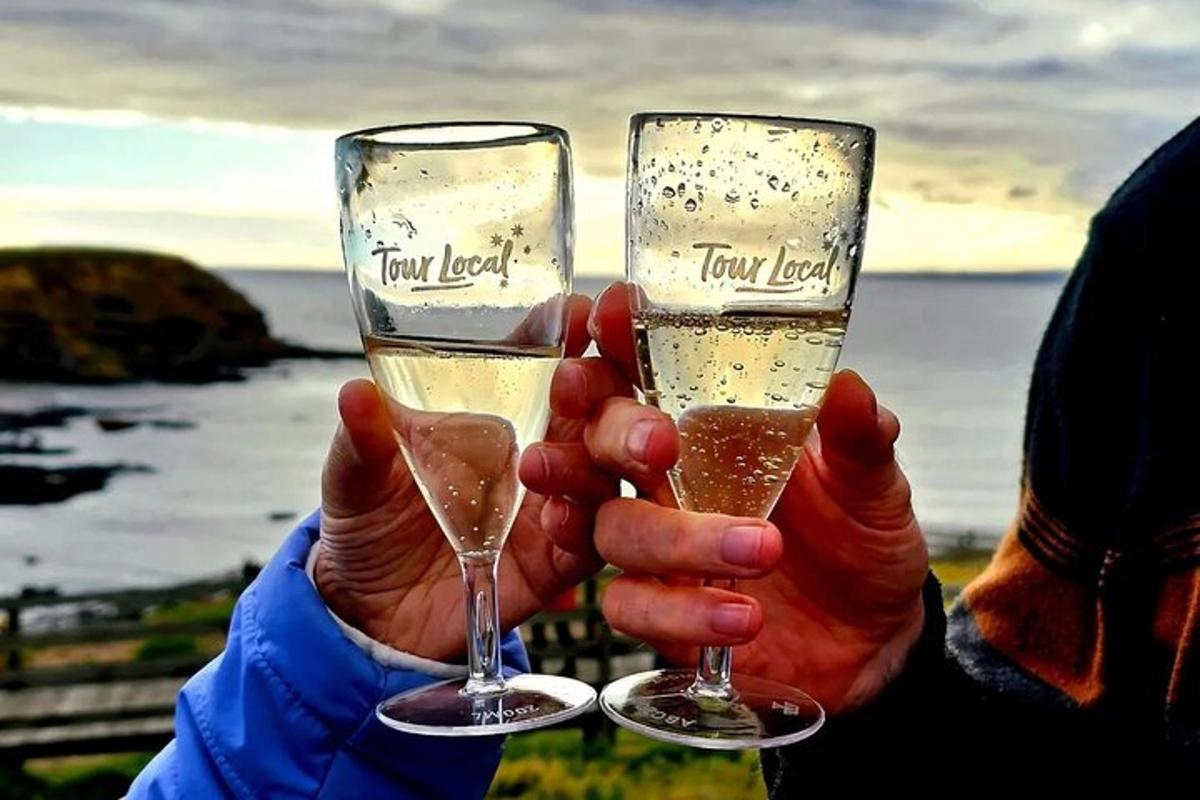 zwei Personen halten Champagnergläser hoch