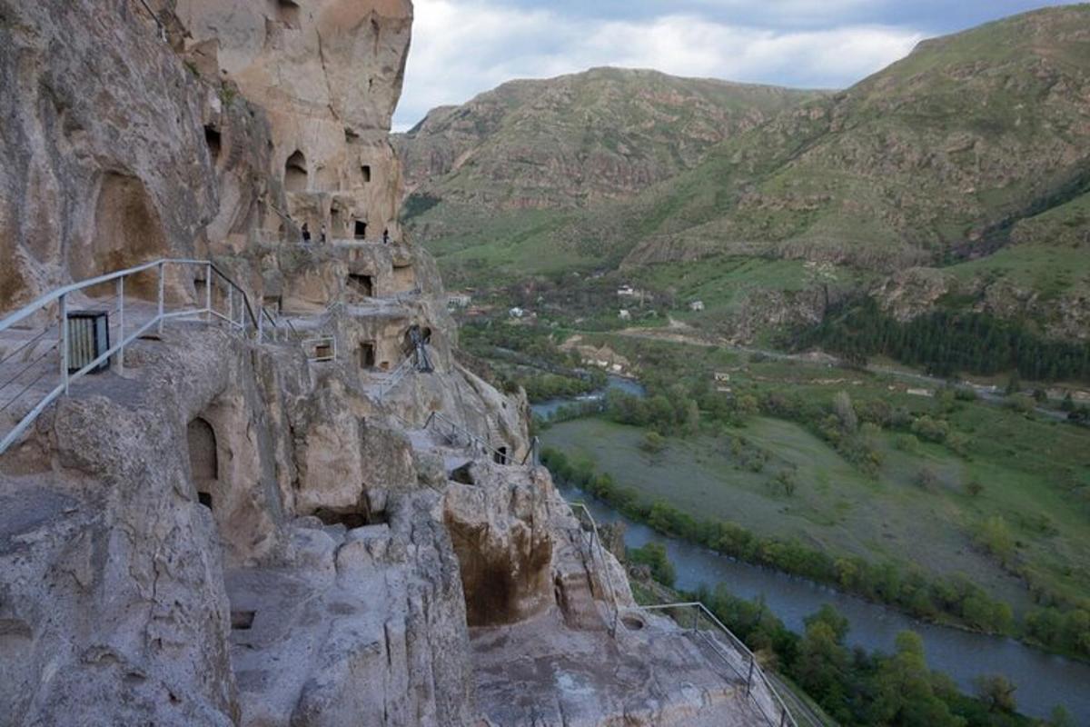 pogled na planinu s rijekom i dolinom