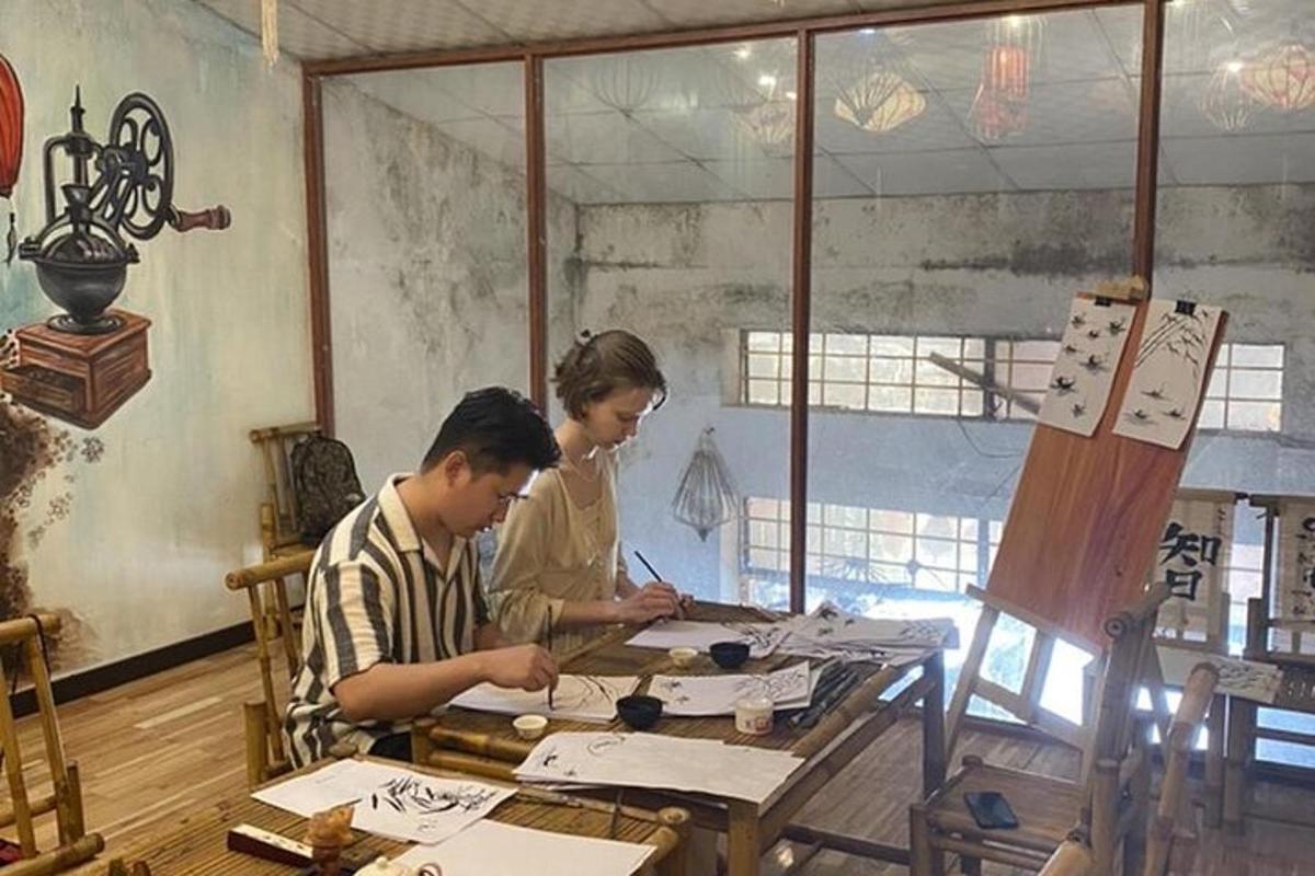hai người ngồi ở bàn nhìn vào tờ giấy