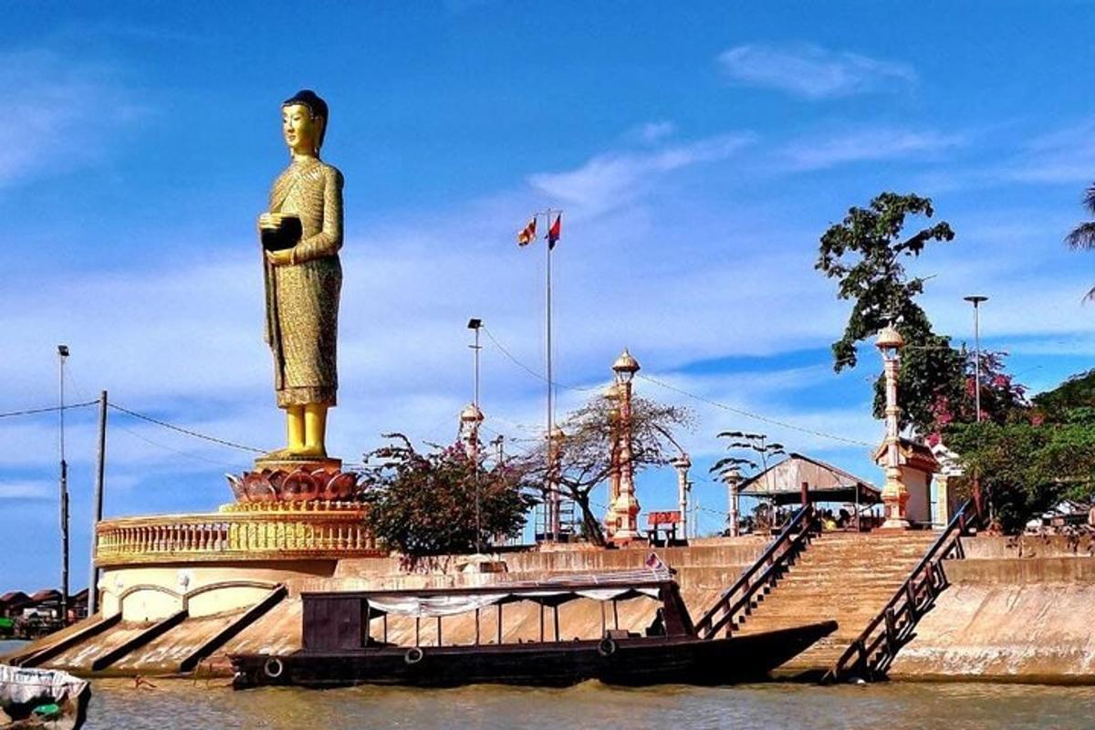 une statue d'un homme debout sur un bateau dans l'eau