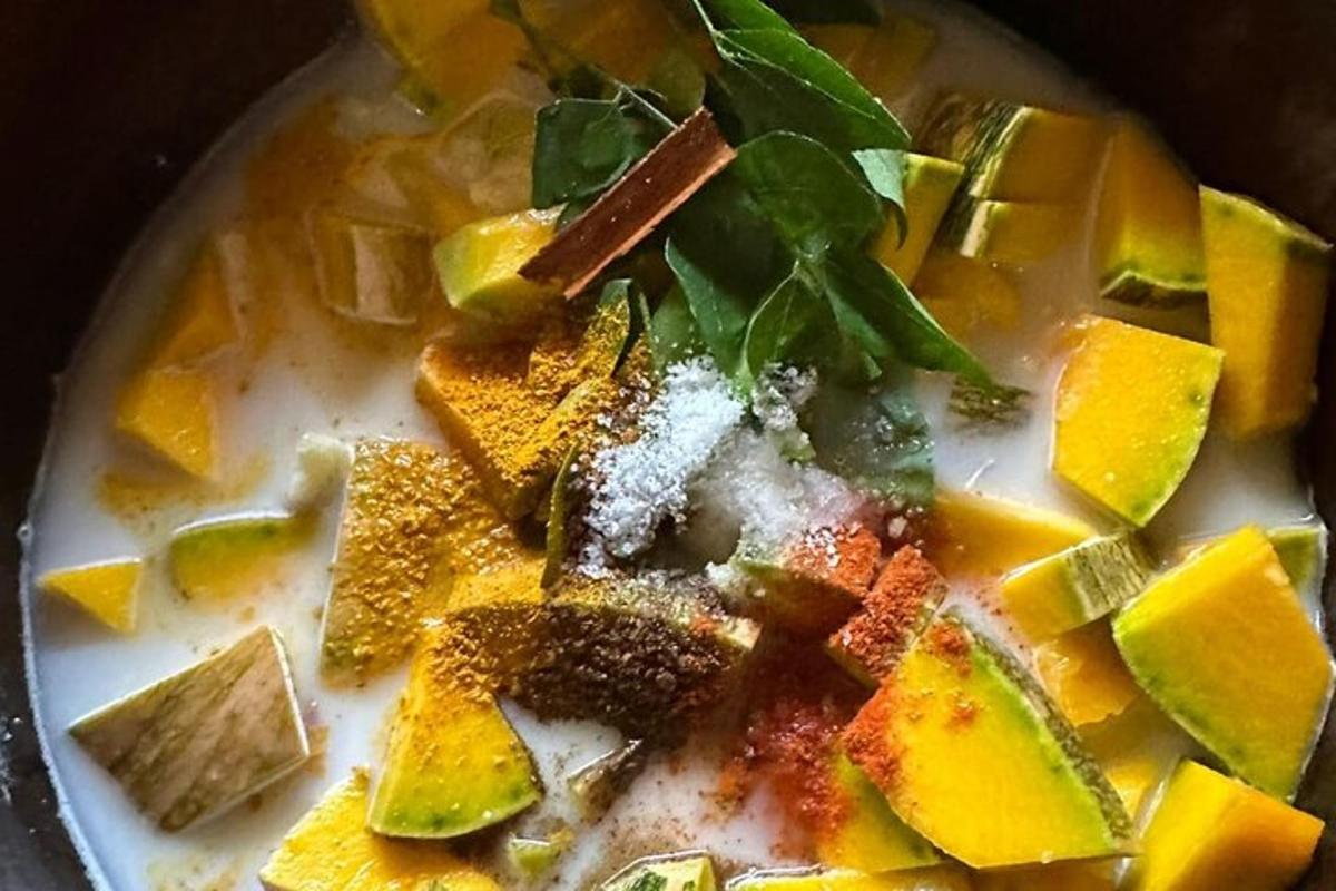 una ciotola di zuppa con frutta e spezie sopra
