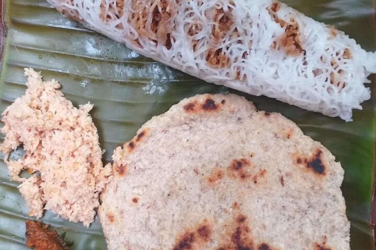 due pezzi di pane appoggiati su un piatto di vetro
