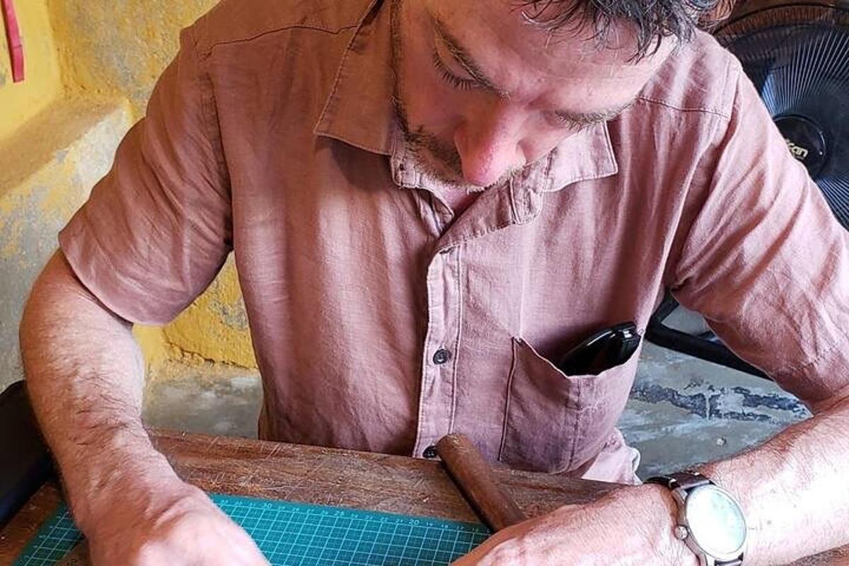 un bărbat lucrează la o bucată de lemn