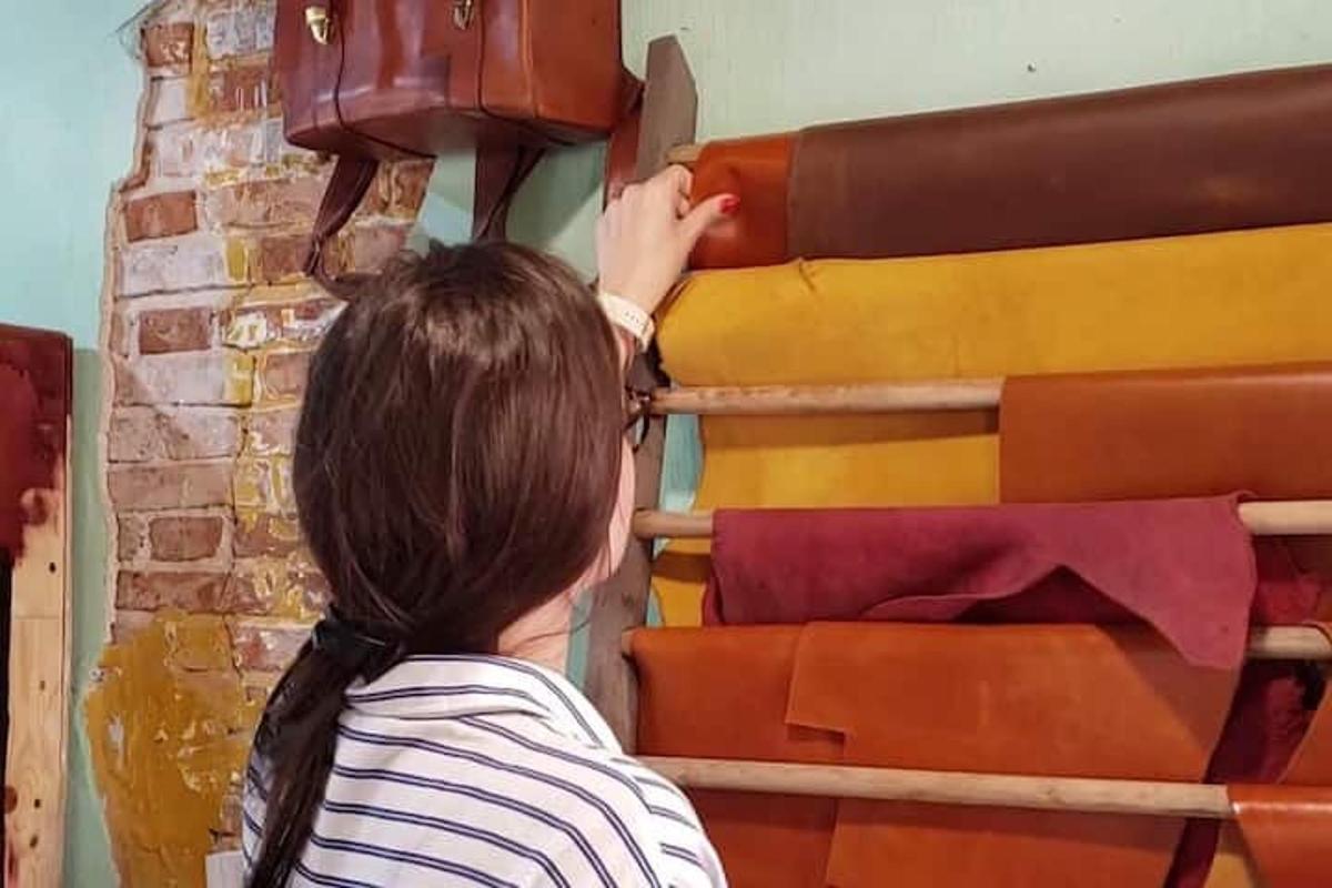 o femeie într-o cămașă cu dungi care se uită la un perete