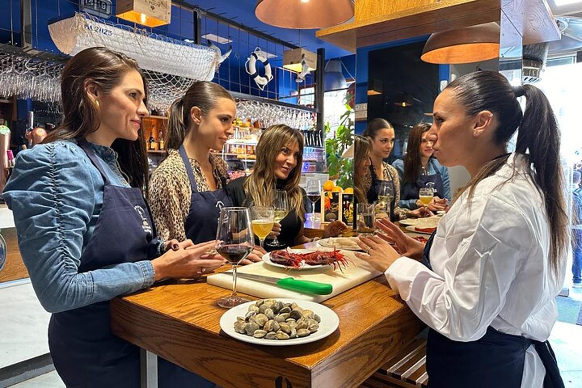 bir restoranın barında duran bir grup kadın