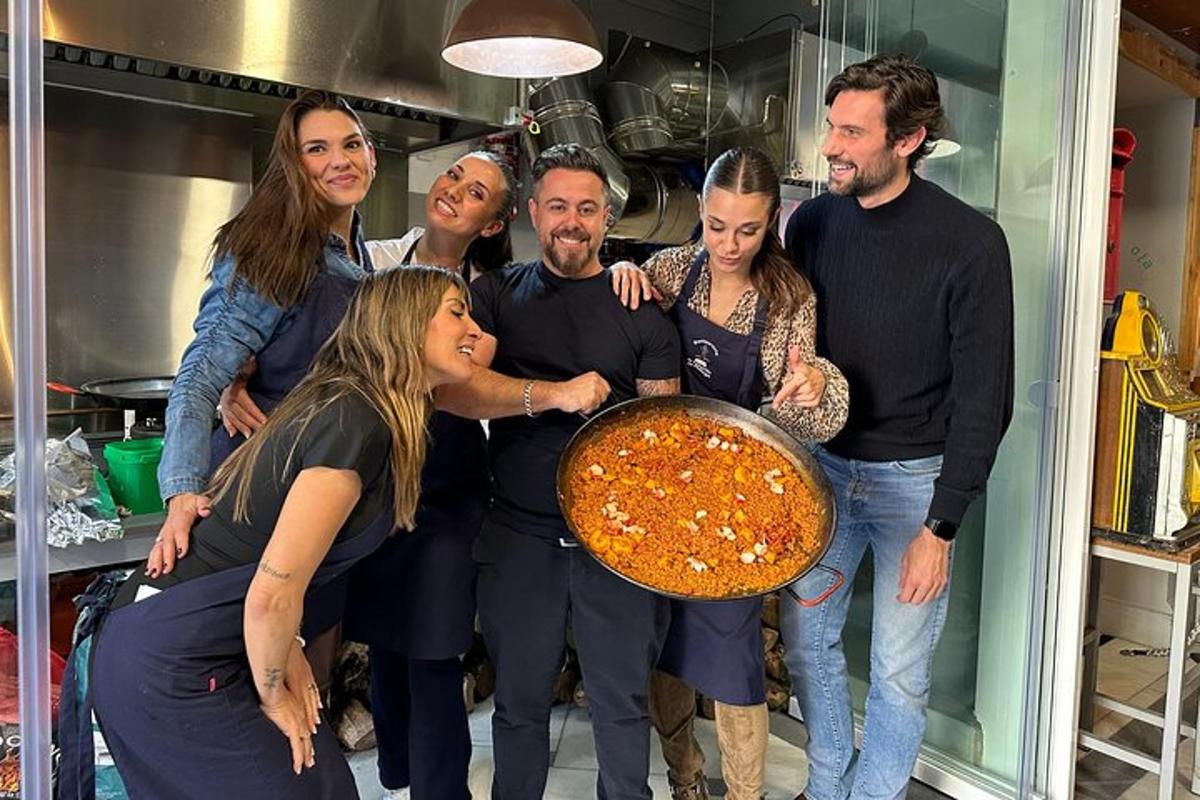 bir grup insanın pizzayla fotoğraf çektirmesi
