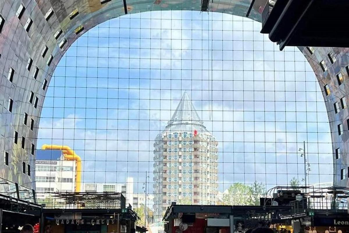 uma vista de um edifício alto através de uma grande janela