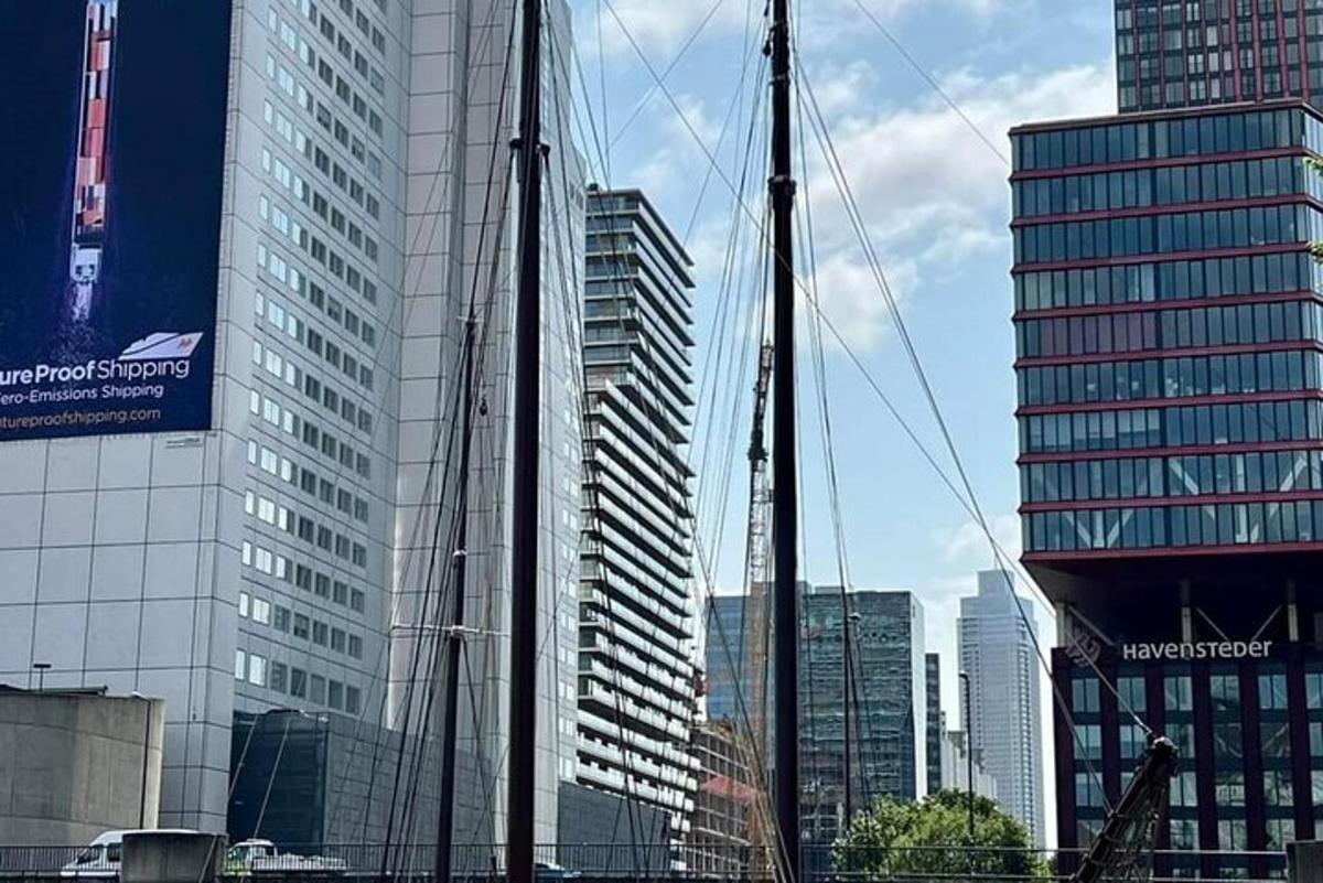 um veleiro em uma cidade com prédios altos