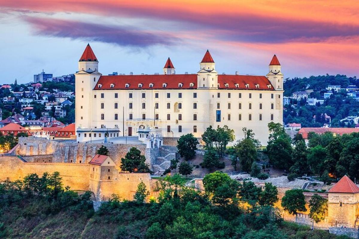 un grande castello su una collina con una città sullo sfondo