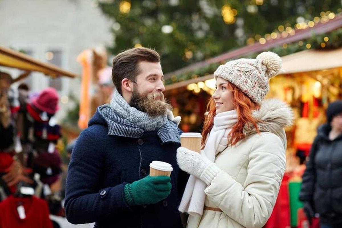 um homem e uma mulher segurando uma xícara de café